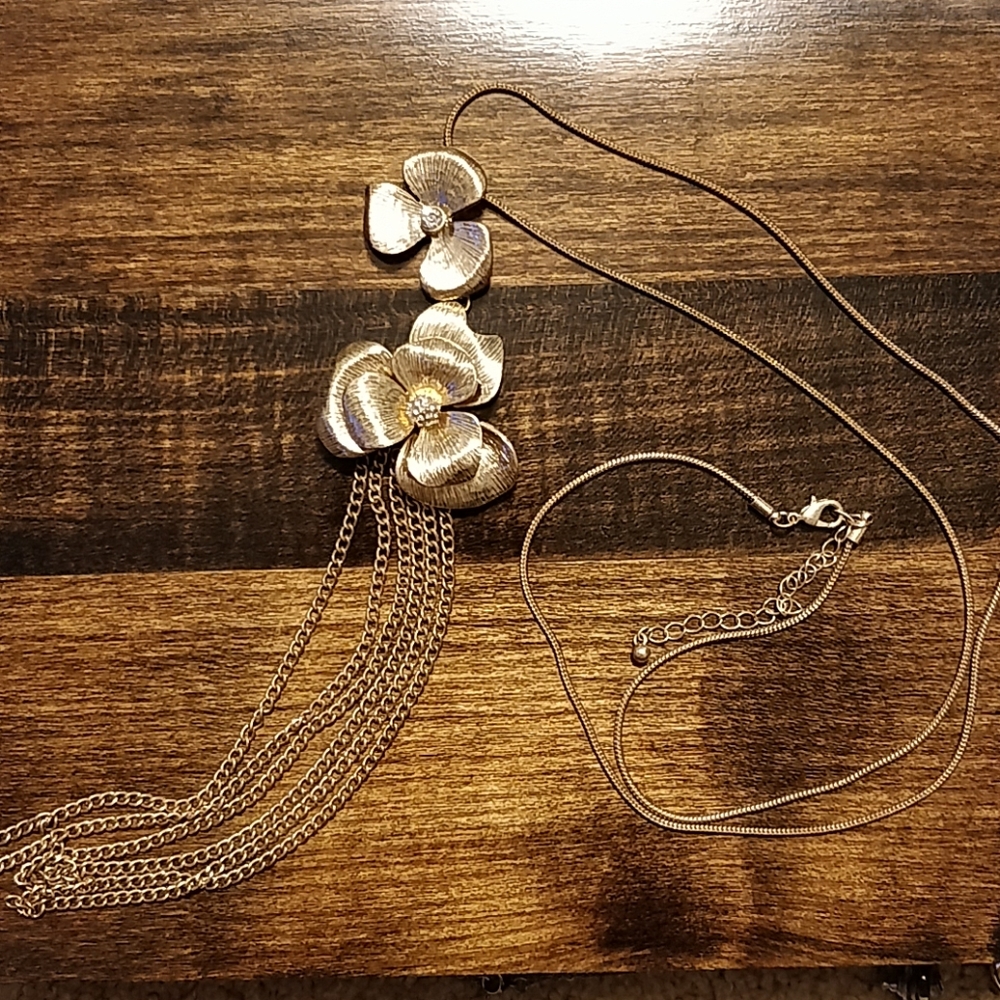Gold pendant necklace